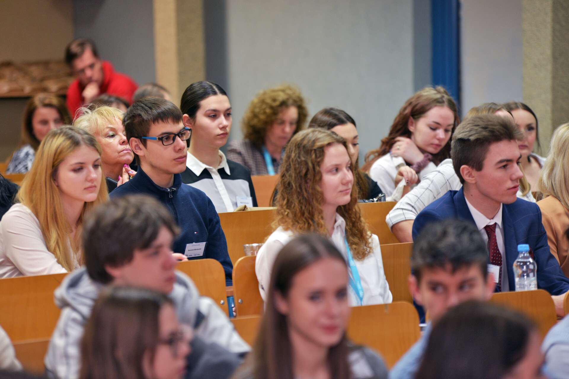 Uczestnicy: Uczestnicy II edycji konkursu interdyscyplinarnego pt. „Zarządzanie na medal”. Siedzą w ławkach na auli 011