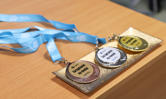 trzy medale z napisem zarządzanie na medal. Złoty, srebrny i brązowy