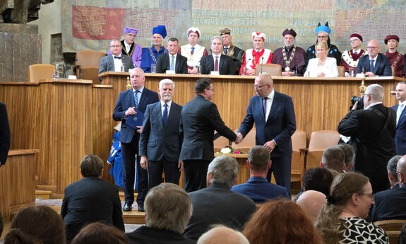 Dziekan Wydziału Zarządzania prof. dr hab. inż. odbiera z rąk prezydenta Czech nominację profesorską