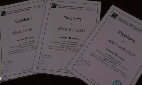 Trzy dyplomy dla zwycięzców w konkursie wiedzy o skwp