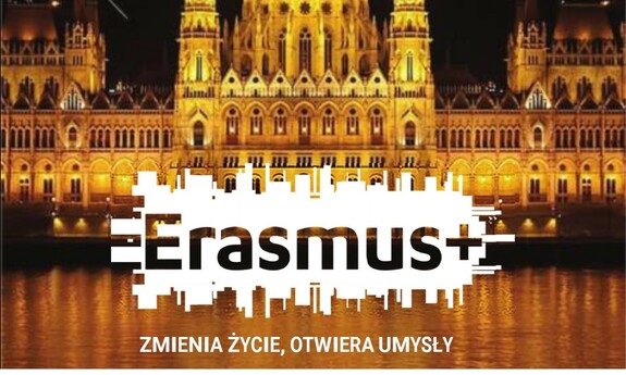 na plakacie napis: Erasmus+ zmienia życie otwiera umysły. W tle zdjęcie zamku, pod nim informacja o rozpoczęciu rekrutacji