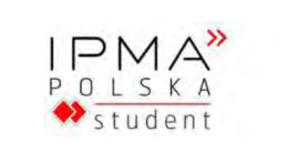 białe tło, napis IPMA Polska student. Po bokach czerwone strzałki