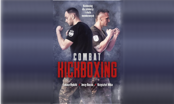 Okładkla książki - dwóch mężczyzn z rękami podnisionymi do walki. Combat Kickboxing Łukasz Rydzik Jerzy Bassa Krzysztof Mika. Kickoxing dla żołnierzy i służb mundurowych