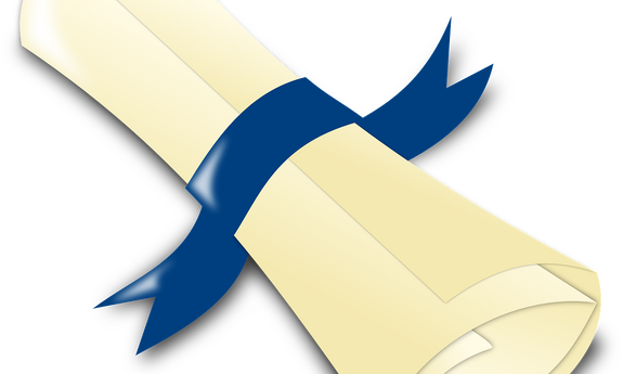 biały dyplom obwiązany niebieską szarfą